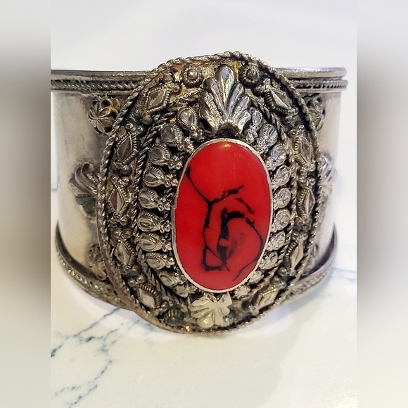 Vintage Silvertone Cuff Bracelet - Picture 5 of 9